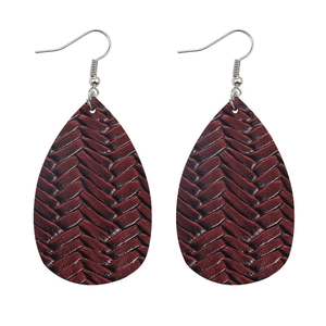 Dettaglio di orecchini a goccia in ecopelle bordeaux con trama intrecciata e ganci in argento