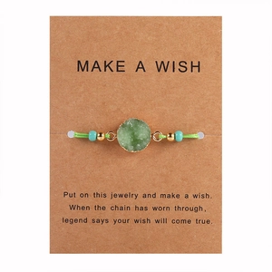 Dettaglio del bracciale dei desideri druzy verde neon su cartoncino Make a Wish