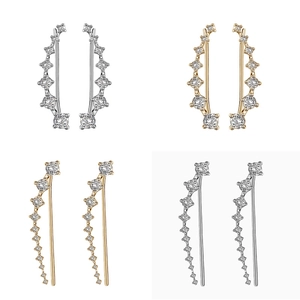 Detalle de pendientes trepadores en oro y plata con circonitas en un diseño de cuadrícula