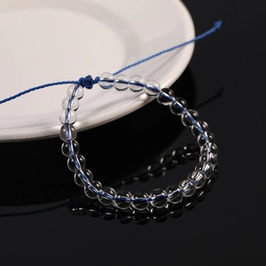 Dettaglio del bracciale con perle di vetro da 6mm e cordino cerato blu intrecciato regolabile