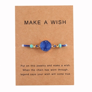 Dettaglio del bracciale con cristallo druzy blu su carta kraft regalo Make A Wish