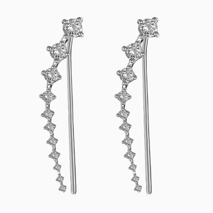Detalle macro de pendientes trepadores de plata con nueve circonitas graduadas