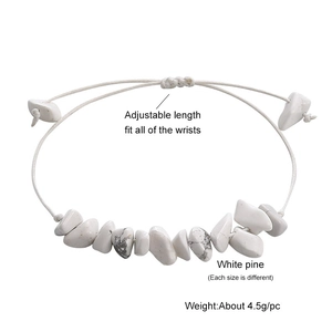 Detailansicht des Armbands aus weißem Kiefernstein mit verstellbarer Kordel und Naturstruktur