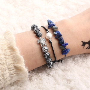 Boho-Armband-Set mit silbernem Schildkröten-Anhänger und blauen Natursteinen im 3er-Set
