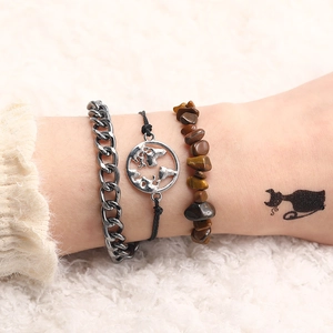 Nahaufnahme von dreilagigem Armband-Set mit Weltkarten-Anhänger, Kette und Tigerauge-Steinen