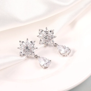 Detalle macro de pendientes de plata con circonitas en forma de marquesa y pera
