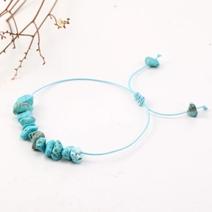 Detail eines verstellbaren blauen Wachskordel-Armbands mit Türkis-Natursteinen