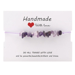 Detail eines handgefertigten Armbands mit Amethyst-Natursteinen und Herz-Geschenkkarte