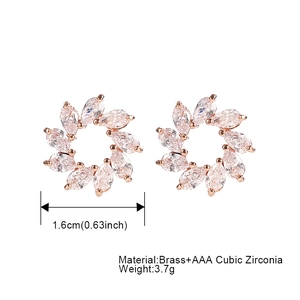 Detalle de pendientes corona de oro rosa de 1,6cm con circonitas corte marquesa