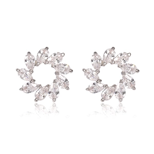 Detalle macro de pendientes de corona de plata con circonitas en corte de pera