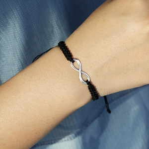 Verstellbares schwarzes handgewebtes Unendlichkeitssymbol Armband für Paare im minimalistischen Stil