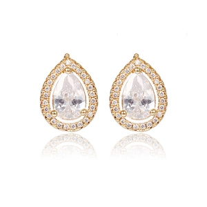 Detalle de pendientes de circonita en forma de pera con baño de oro y halo de cristal