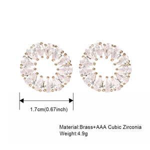 Detalle de pendientes redondos de latón con circonitas AAA en un diseño radial