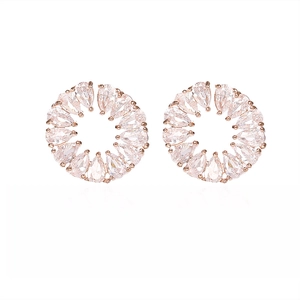 Detalle de los pendientes circulares de oro rosa con circonitas en forma de pétalos