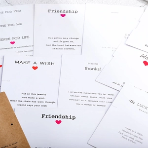 Vista plana de tarjetas de papel para joyas con texto Make a Wish y detalles de corazones rojos