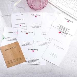 Varias tarjetas de exhibición de joyas hechas a mano sobre un escritorio luminoso