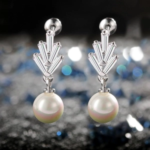 Pendientes de aro plateados con circonita y colgantes de perlas con reflejos irisados