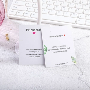Detalle de tarjetas de exhibición de joyas Friendship con estampados y agujeros