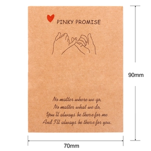 Tarjeta de regalo de papel kraft marrón con corazón rojo y dimensiones de 70x90mm para joyas