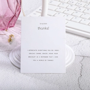 Detalle de la tarjeta blanca para pulsera Make a Wish con mensajes de agradecimiento