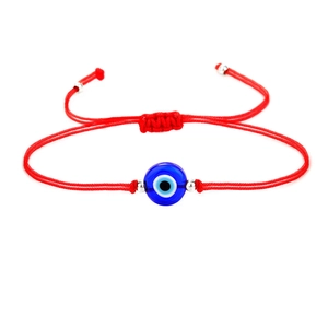 Detail van rode Evil Eye armband met verstelbare schuifknoop en blauwe glazen kraal