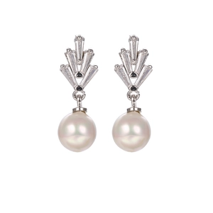 Primer plano detallado de pendientes Art Deco con circonitas y grandes perlas redondas