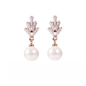 Detalle de pendientes de perlas en oro rosa con circonitas cúbicas en forma de abanico