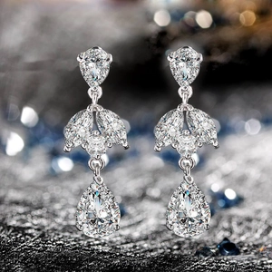 Macro de pendientes de plata con circonitas cúbicas talladas y acabado metálico pulido