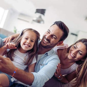 Familie met handgemaakte rode Nazar-armbanden in een warme huiselijke omgeving detail