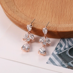 Detalle de pendientes de gota en oro rosa con brillantes circonitas de talla marquesa