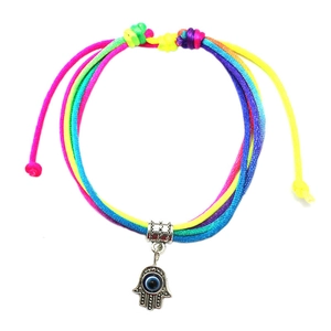 Detail van een kleurrijke Hamsa Hand armband met Evil Eye bedeltje en verstelbare knoop