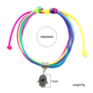 Detail van verstelbare gevlochten kleurrijke Hamsa-armband met 1,5 cm boze oog-hanger