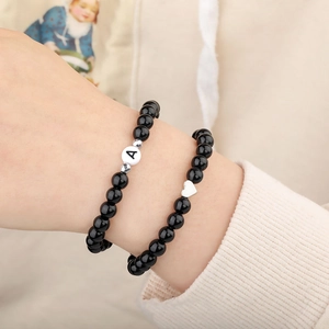 Set di braccialetti con perline nere lucide con lettera A e ciondolo a cuore argento