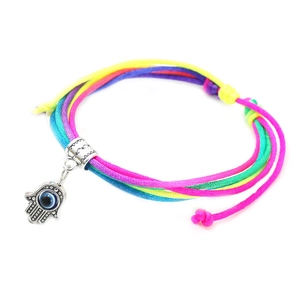 Gevlochten regenboog armband met Hamsa-hand en blauwe Evil Eye bedeltje van dichtbij
