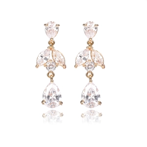 Detalle de pendientes colgantes dorados con circonita en pera y detalles florales de cristal