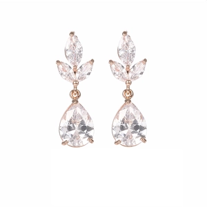 Detalle de pendientes de gota en oro rosa con circonitas de corte marquesa y en forma de pera
