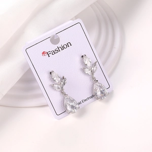 Vista detallada de pendientes de aro plateados con circonitas en diseño de hoja elegante