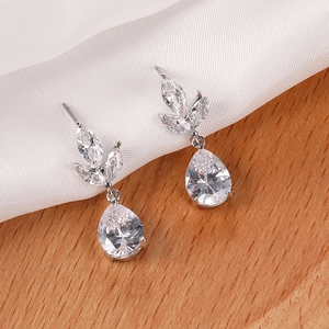 Detalle de pendientes de plata con circonitas blancas en corte marquesa y pera