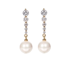 Detalle de pendientes colgantes de oro con circonitas cúbicas y perlas blancas