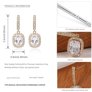 Detalle de pendientes dorados con aguja de plata S925, circonita y dimensiones del producto