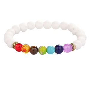 Detailansicht der 7 Chakra Energieperlen auf weißem Lavastein Armband für Meditation