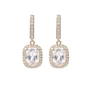 Detalle de pendientes dorados con cristal rectangular y circonitas micro-engastadas