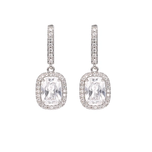 Detalle de pendientes de plata con grandes circonitas corte esmeralda y engaste tipo halo