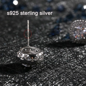 Vista macro de pendientes de plata de ley S925 con circonitas y sello S925 muy visible