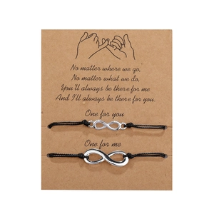 Braccialetti dell'amicizia intrecciati con simbolo dell'infinito per coppie su carta regalo