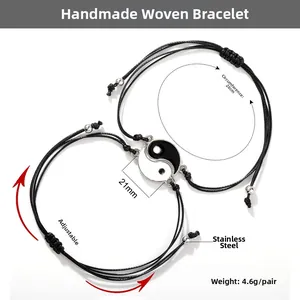 Detail von verstellbaren Yin-Yang-Armbändern mit handgewebten Kordeln und Edelstahlanhänger