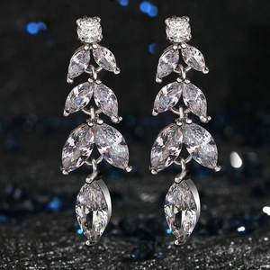 Elegantes pendientes largos de plata con circonitas cúbicas redondas y de marquesa