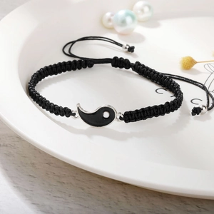 Detailaufnahme des handgewebten Armbands mit Tai Chi Yin Yang Anhänger und Silberperlen
