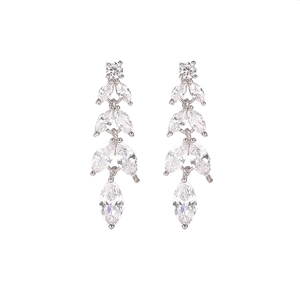 Detalle de pendientes colgantes de cristal talla marquesa con acabado plateado y capas
