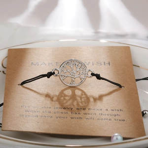Dettaglio del bracciale Albero della Vita su cartoncino regalo Make a Wish in kraft